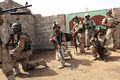 2008年4月12日、イラク南部バスラ（Basra）でパトロール中のイラク軍兵士ら。(c)AFP/ESSAM AL-SUDANI