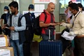 インド・チェンナイのアンナ国際空港ターミナルで、入国者にサル痘の症状がないかを確認する医療従事者（2022年6月3日撮影）。(c)Arun SANKAR / AFP