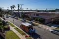 米カリフォルニア州ロサンゼルス郡で新型コロナウイルス感染症の疑いがある患者を救急車両に乗せる救急隊員（2020年12月29日撮影）。(c)Apu GOMES / AFP