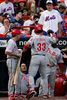 本塁に生還しチームメイトから祝福を受けるフィリーズのアーロン・ロワンド（%%Aaron Rowand%%、右）。(c)AFP/Getty Images Chris McGrath