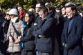 都内の駐日フランス大使公邸で開かれた仏風刺週刊紙シャルリー・エブド（Charlie Hebdo）本社襲撃事件の追悼集会で、黙とうをささげる在日フランス人たち（2015年1月8日撮影）。(c)AFP/Yoshikazu TSUNO