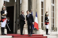 マクロン氏が大統領に就任、仏史上最年少