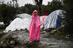 寒さと雨に凍える難民 スラム街と化したキャンプ ギリシャ