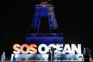 エッフェル塔が青色ライトアップ パリで海洋会議関連イベント