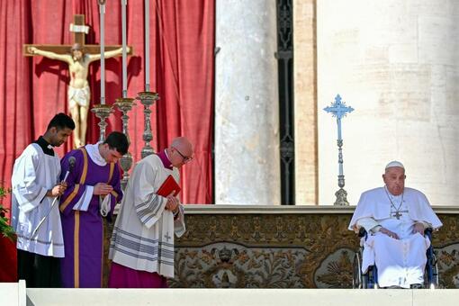 療養中のローマ教皇、ミサにサプライズ登場 退院後初めて 写真6枚 国際