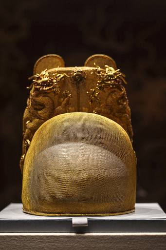 400年以上前の中国皇帝・皇后の王冠などの国宝が北京で展示
