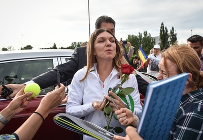 ウィンブルドン女王ハレプがルーマニア凱旋、ファンの歓迎受ける