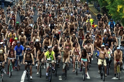 裸のサイクリストがメキシコを走る、車文化に抗議