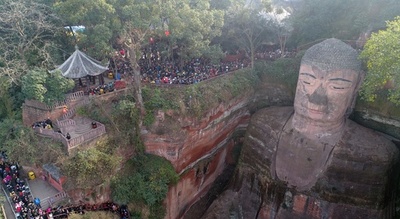 立すいの余地無し？大仏を囲む人・人・人… 四川省楽山
