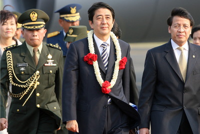 安倍首相がインドネシアに到着、経済連携協定に調印へ