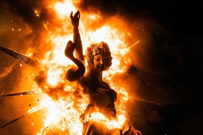 燃え上がる風刺像、伝統のサン・フアン祭り スペイン