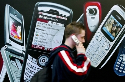 英国人の半数が「携帯電話ないと不安」