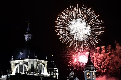 スペイン国民の祝日「イスパニアの日」、大聖堂照らす花火