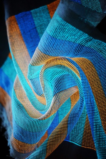 スカーフで情報伝達？ 中国の研究者ら、発光繊維のスマート生地を開発