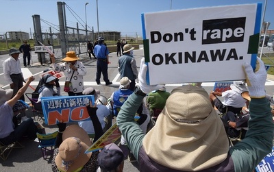 「沖縄をレイプするな」名護市のキャンプ・シュワブ前でデモ