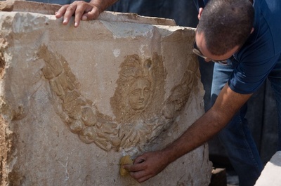 古代ローマの石棺出土、「特筆に値する」装飾 イスラエル