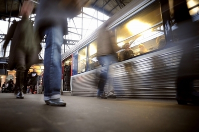 不作法を注意した老女を線路に突き落とす事件で、被告に12年の禁固刑