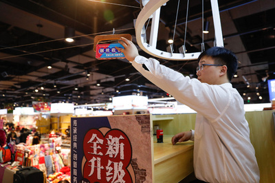 小箱が頭上のワイヤ伝ってお会計 上海のデパート、懐かしのレジが復活