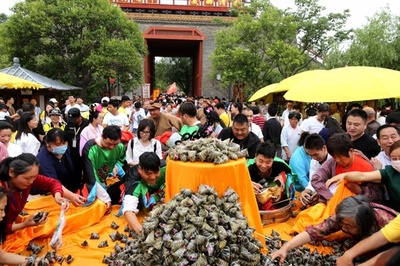 1万個のちまきで歓迎、中国・清明上河園の端午節