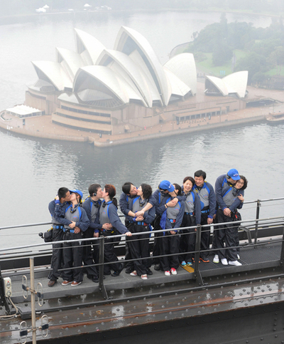 愛は高さも恐れない？ハーバーブリッジ頂上でキス 豪シドニー