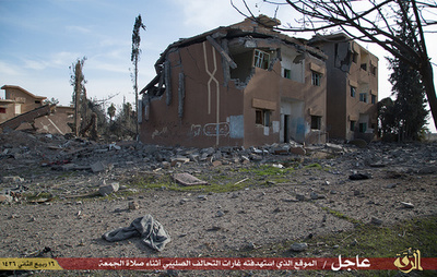 米軍、IS拠点にビラ6万枚投下 「ひき肉にされる加入者」描く