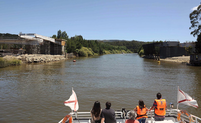 上下逆さまに取り付けられた跳ね橋、設計からやり直しに チリ