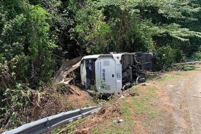 同窓会の旅行客乗せたバス、衝突・横転し13人死亡 ベトナム