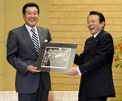 WBC日本代表の原監督、麻生首相に優勝を報告
