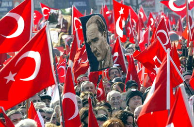 トルコ国会がスカーフ容認の改憲案可決、世俗派は抗議デモ