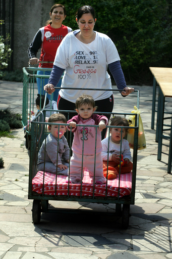 育児困難家庭に「スーパー子守」を派遣、豪ビクトリア州