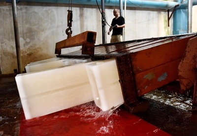 酷暑続き、製氷工場は昼夜連続で生産 安徽・巣湖