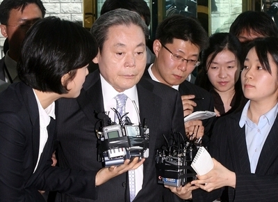 サムスングループ会長、脱税と背任罪で在宅起訴