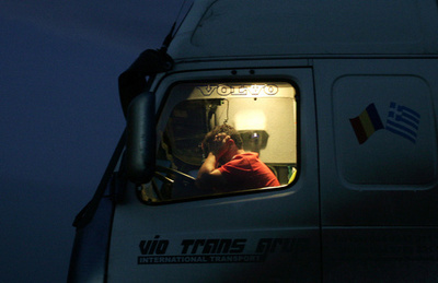 電子チケットCM 、トラック運転手と同性愛者団体から集中砲火