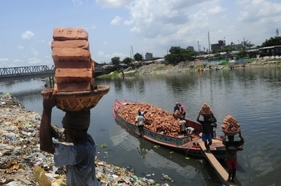 性器にれんがでさらし者に、村落裁判を警察が捜査 バングラデシュ