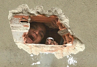 服役囚が「自主運営」、鍵や購読雑誌の管理も ブラジル