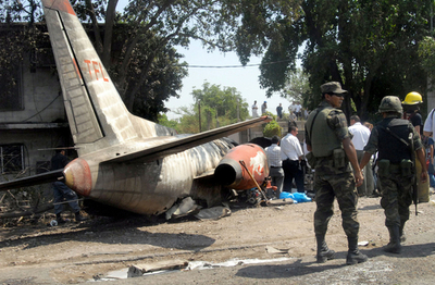 メキシコで貨物輸送機が離陸に失敗、9人死亡