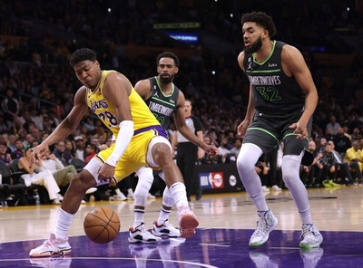 レイカーズ、OTの熱戦制しプレーオフ進出