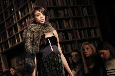 シャイニーな色や素材をポイントに、「ソニア リキエル」15/16秋冬