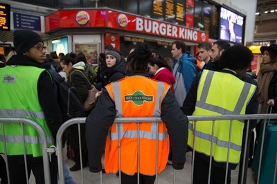 鉄道、航空、郵便局のストライキでホリデーシーズンに暗雲 英国