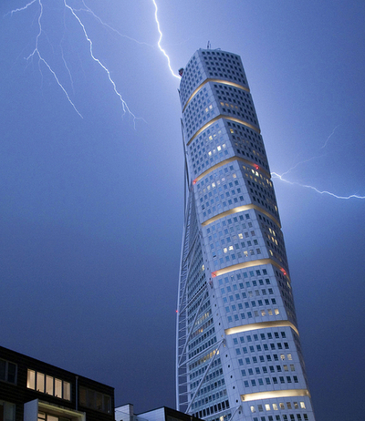 高層ビルを撃つ稲妻、スウェーデン