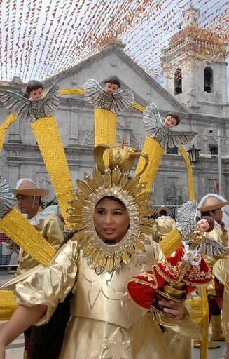 フィリピン、同性愛者の「女性聖人扮装」で枢機卿が苦言