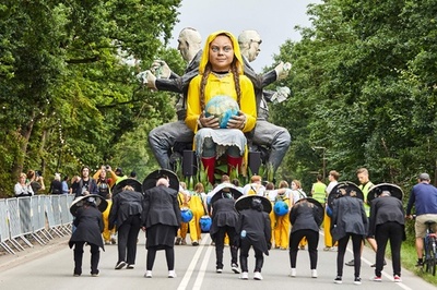 グレタさんの巨大人形も登場 デンマーク音楽フェス