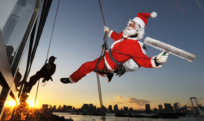 サンタとトナカイ、お台場のビルで仲良く窓ふき