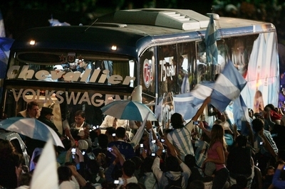 大敗でも「マラドーナ続投」希望、代表チームをファンら歓迎