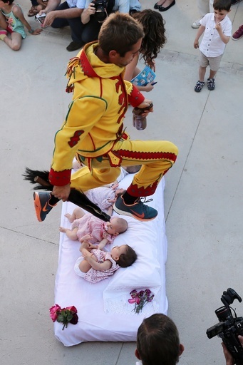 見ていてハラハラ! 赤ちゃんの上を飛び越える伝統行事 スペイン