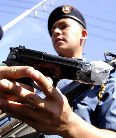 新年の祝砲禁止、警官の銃を封印 フィリピン