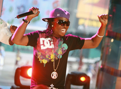 MTV「Total Request Live」ヒップホップ・アーティストV.I.C.がパフォーマンス