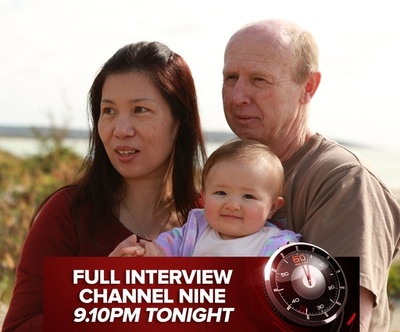 タイ代理出産の豪夫婦、テレビ局のインタビューで公の場に