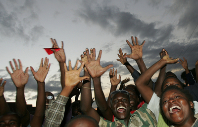 ジンバブエ総選挙は接戦、2日後で初の中間発表
