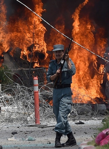 カブール国際空港入り口で自爆、4人死亡 アフガニスタン